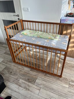 Dětská postýlka s posouvací bočnicí - 2