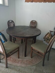 Kulatý stůl s dřevěnými ručně dělanými židlemi - 2