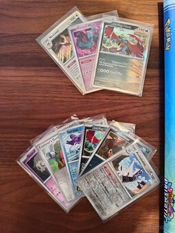 Pokémon Prismatic Evolutions set karet + Album v12 - 2