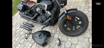 Indian Scout Bobber - nádrž a laděné výfuky s klapkou - 2