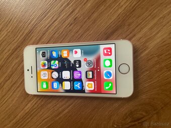 iPhon SE růžový + tři obaly - 2