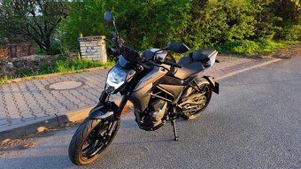 CF Moto 300NK - 2023 naj. 4900 km + T-BOX - stále v záruce - 2