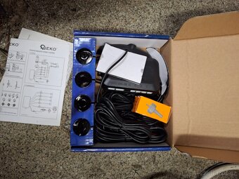 Parkovací senzory s LCD displejem + 4 senzory GEKO - 2