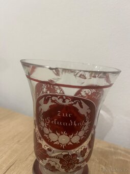 Rubínová sklenice s nápisem,ke zbroušení. - 2