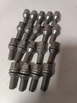 19 šroubů na orig. alu disky Dacia M12, závit 26mm-320Kč - 2