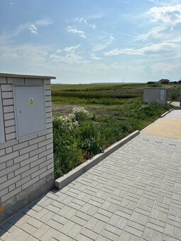 Stavební pozemek 848 m²,zasíťovaný,1 přímý soused(Dobrovice) - 2