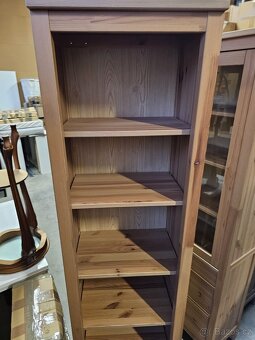 KNIHOVNA IKEA HEMNES V PŘÍRODNÍM PROVEDENÍ - 2