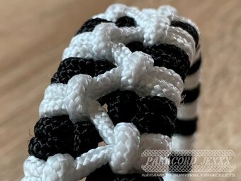 Paracord náramek (20 cm) black - white - 2