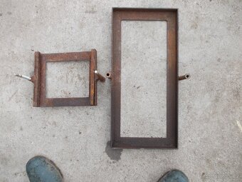 Držák baterie na traverzu u RS09. - 2