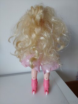 Panenka Niky na bruslích - 2