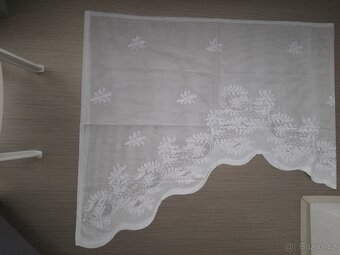 Krátká oblouková záclona s ornamenty - 2