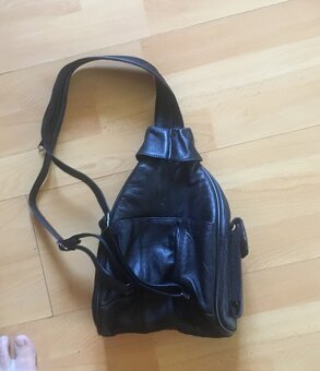 černý kožený batůžek - 2