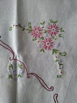 Ručně vyšívaný ubrus - 2