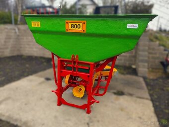 ROZMETADLO HNOJIV 800 L - 2