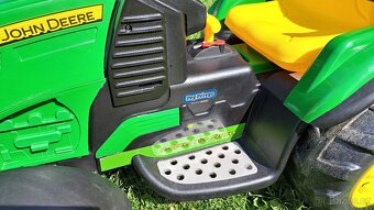 Prodám zánovní dětský elektrický traktůrek John Deere - 2