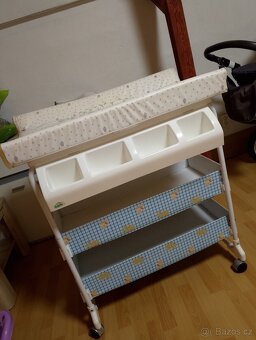 Přebalovaci pultík s vaničkou. - 2