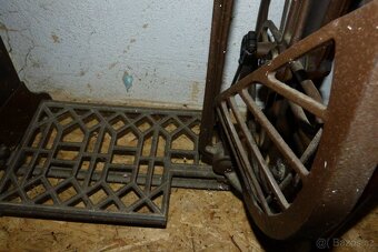 Starý šicí stroj Minerva - 2