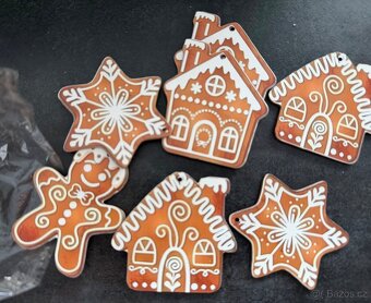 Drevene ozdoby na stromecek pernicek 24ks - 2