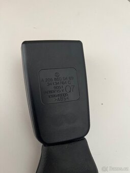 Zásuvka bezpečnostního pásu Mercedes W205 A2058600469 - 2