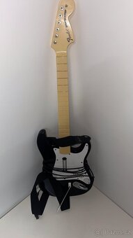 XBOX 360 + GUITAR HERO KYTARA + SKYLANDERS - 2