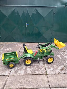 ==REZERVACE==Šlapací traktor John Deere. Jako nový - 2