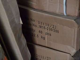 Zbytky materiálu ze nové zdvojené podlahy - 2