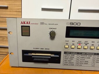 Akai S900 is a 12-bit sampler - 2