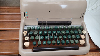 Psací stroj československé výroby - 2