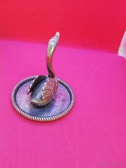 Kovová labuť na podstavci - 2