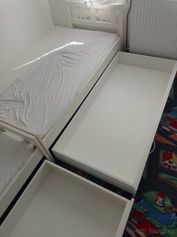 Dětská postel Ikea Kritter + police a šuplíky - 2