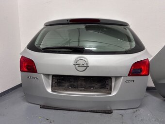Opel Astra J Kombi face zadní část kufr nárazník výztuha - 2