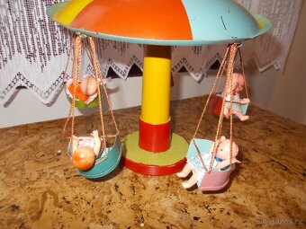 Retro kovový kolotoč pro panenky / figurky – plně funkční, z - 2