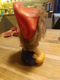 Stará panenka s kočárkem - 2