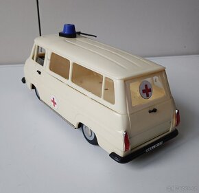 Sanitka Škoda 1203 KDN stará hračka Kaden - 2
