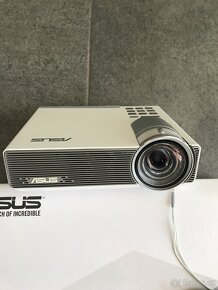 Prodám přenosný LED projektor ASUS P3B - 2