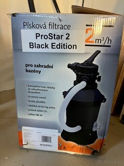 Bazén s pískovou filtrací a krycí plachtou. - 2