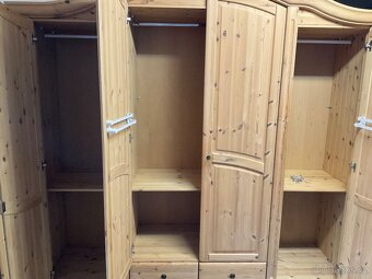 Čtyřdveřová skříň borovice Masiv - 2