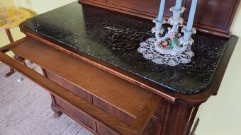 Starožitný nábytek - komoda s intarzií a mramorovou deskou - 2