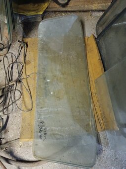 Zadní sklo škoda 100,110 - 2