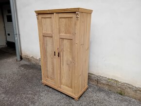 Starozitna šatní skrin po renovaci - 2