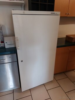 myčka,lednice, stoly - vybavení cukrárny,kavárny - 2