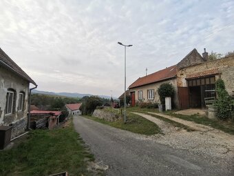 Pozemek 925m s nedokončenou demolicí RD - 2