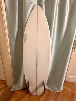 Surf shortboard na oceán - 2