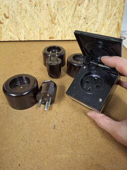 Atypické bakelitové zásuvky a vidlice s plochými kolíky - 2