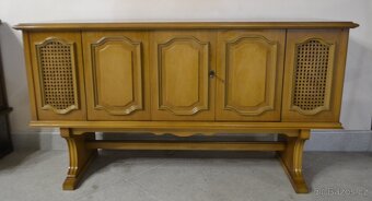 Rustikální komoda s gramofonem,rádiem a reproduktory. - 2