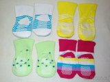 Novorozenecké ponožky s roztomilou hračkou - 2