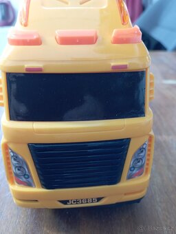 Nákladní auto s odtahovým vozem - 2