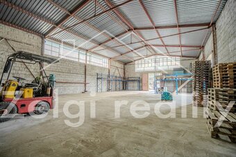 Pronájem multifunkční haly 484 m² s kancelářemi a velkou man - 2