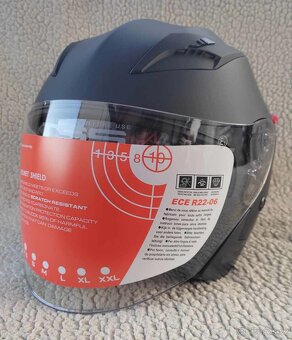 Přilba na motorku nebo skútr. Se sluneční clonou. Černá.Nová - 2