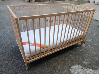 Dětská postýlka včetně příslušenství. - 2